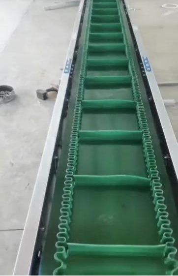 大倾角输送机